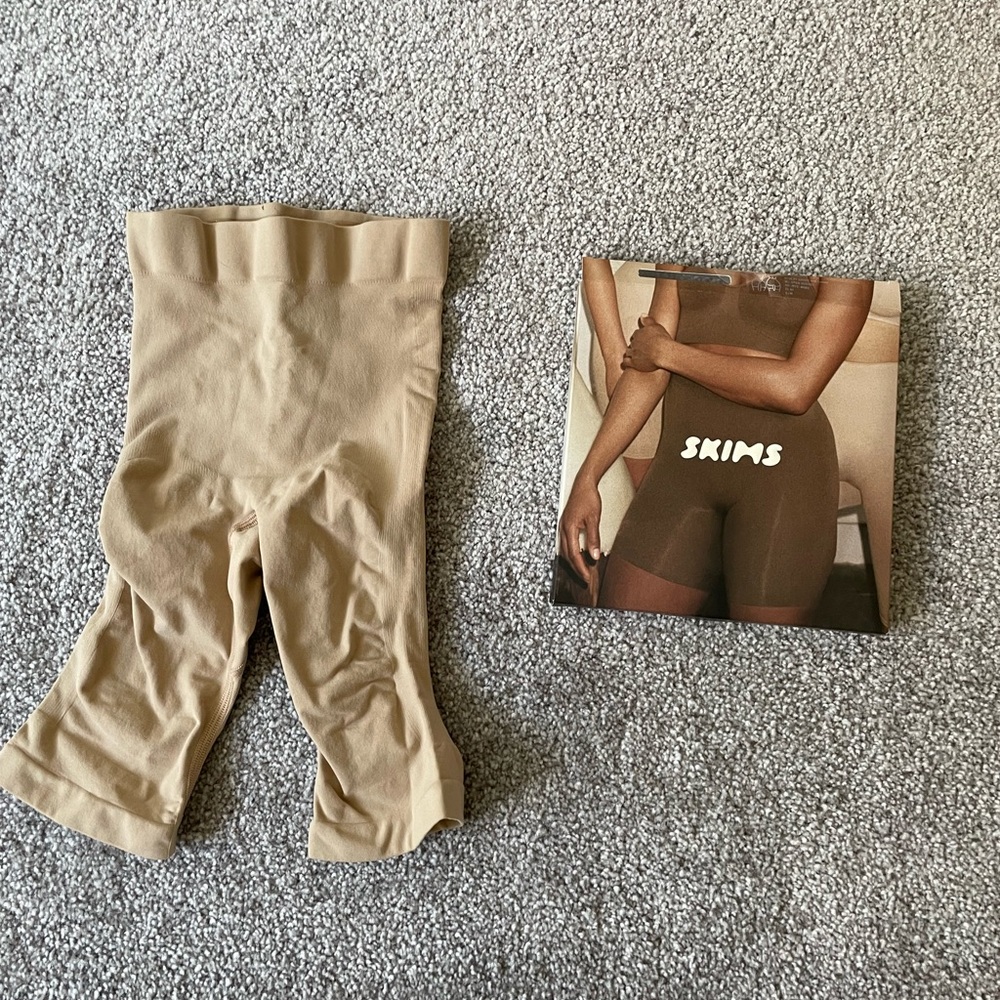 SKIMS. shapewear size s/m sculpting shorts